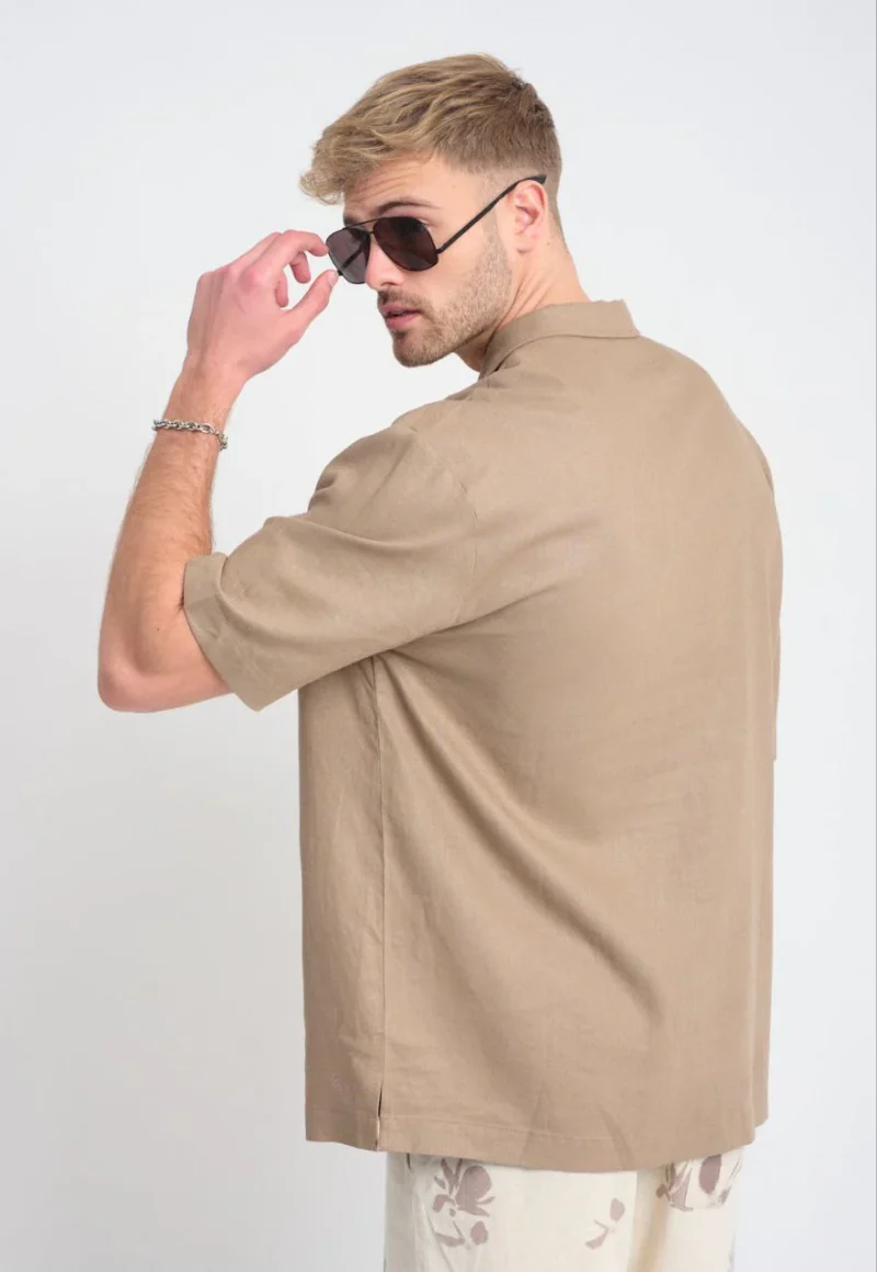 ⁦חולצת פשתן מכופתרת⁩ – תמונה ⁦2⁩