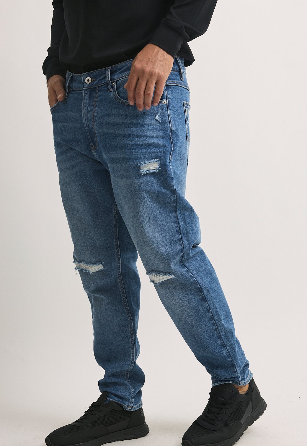 ג'ינס טאפר סלים עם קרעים – תמונה 4