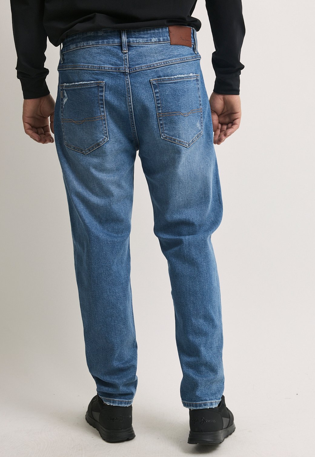 ג'ינס טאפר סלים עם קרעים – תמונה 2