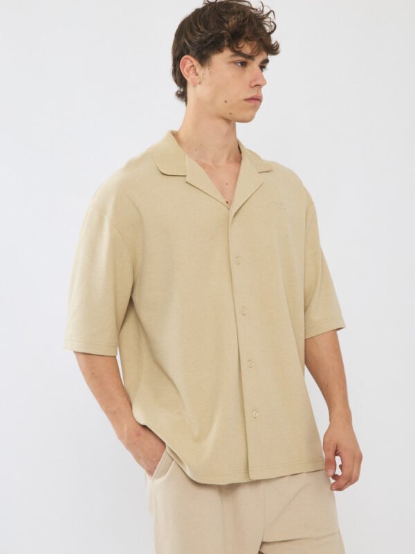 חולצה מכופתרת