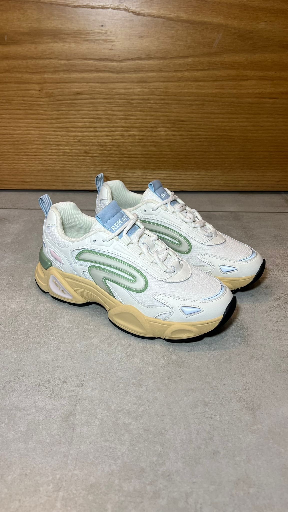 סניקרס אופנתית